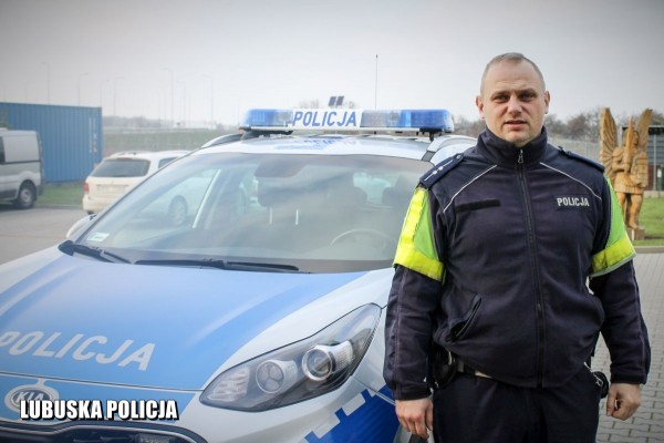 POLICJANT_DROGÓWKI_SKUTECZNIE_REANIMOWAŁ_ROWERZYSTĘ