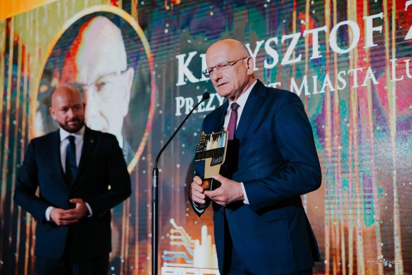 Prezydent_Krzysztof_Żuk_otrzymał_tytuł_Człowiek_Roku_2022