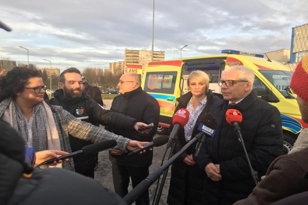 Nowe_ambulanse_dla_Wojewódzkiego_Centrum_Szpitalnego_Kotliny_Jeleniogórskiej